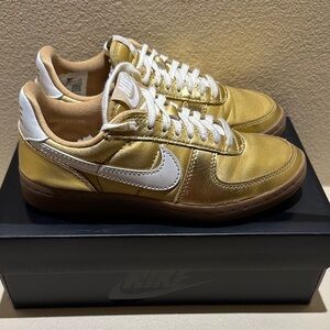 Nike Men's Metallic Gold and White Sneakers